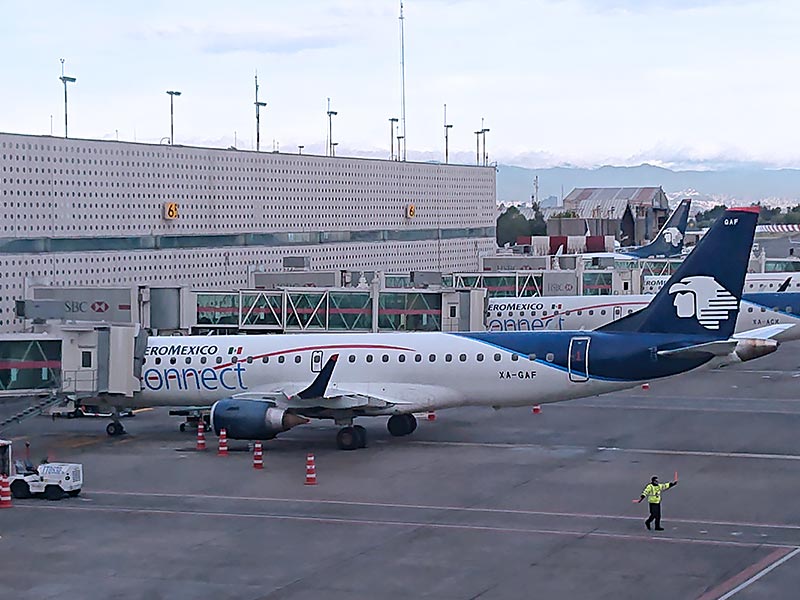 AM airplane at the MEX gate